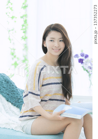 ソファで読書をする女性 ソファで読書をする女性 137352273