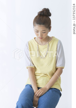 椅子に座って考え事をする女性 137352314