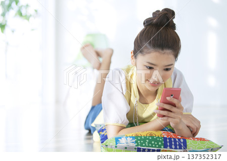 スマートフォンを操作する女性 137352317