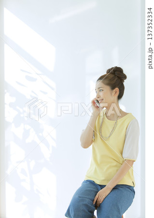 椅子に座って電話をする女性 137352334