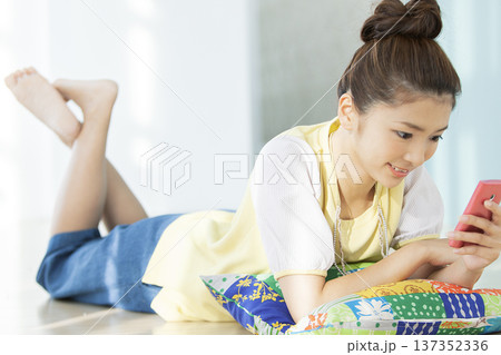 スマートフォンを操作する女性 スマートフォンを操作する女性 137352336