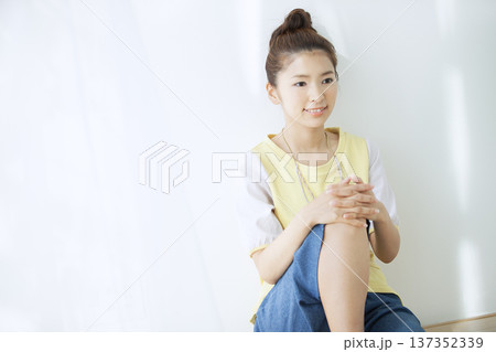 リビングの床に座る女性 リビングの床に座る女性 137352339