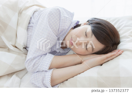 ベッドで眠る中年女性 ベッドで眠る中年女性 137352377
