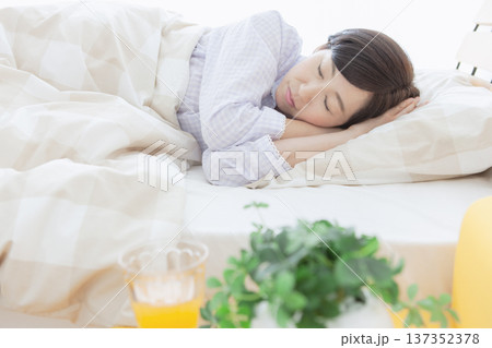 ベッドで眠る中年女性 137352378
