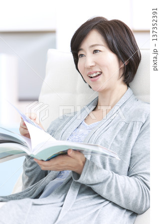 読書をする中年女性 読書をする中年女性 137352391