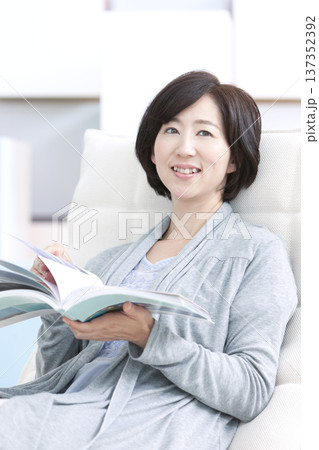 読書をする中年女性 読書をする中年女性 137352392