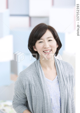 笑顔の中年女性 137352393