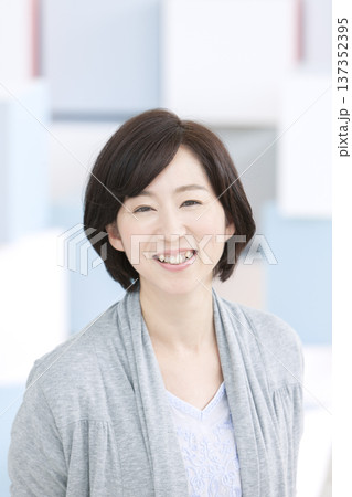 笑顔の中年女性 笑顔の中年女性 137352395