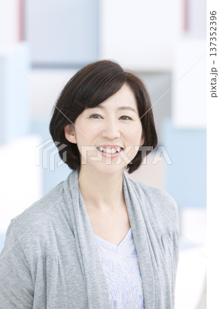 笑顔の中年女性 137352396