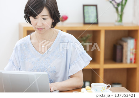 ノートパソコンを操作する中年女性 137352421