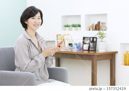 スマートフォンを操作する中年女性 スマートフォンを操作する中年女性 137352429