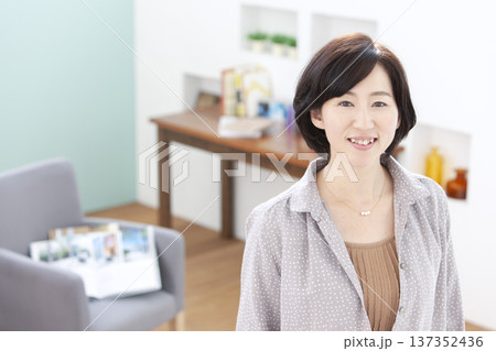 笑顔の中年女性のポートレート 笑顔の中年女性のポートレート 137352436
