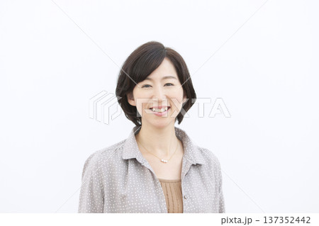 笑顔の中年女性のポートレート 笑顔の中年女性のポートレート 137352442