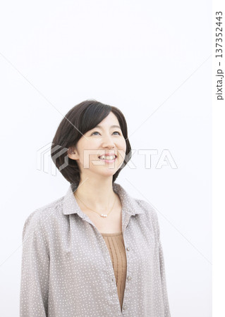 笑顔の中年女性のポートレート 137352443