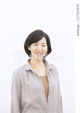 笑顔の中年女性のポートレート 137352445