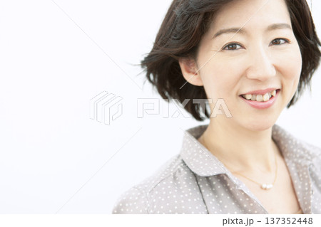 笑顔の中年女性のポートレート 137352448