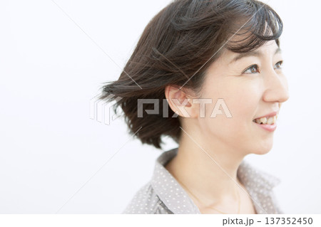 笑顔の中年女性の横顔 137352450
