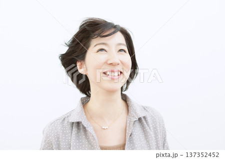 笑顔の中年女性のポートレート 137352452