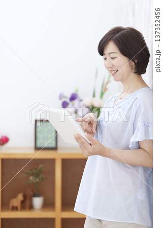 タブレットを操作する中年女性 137352456
