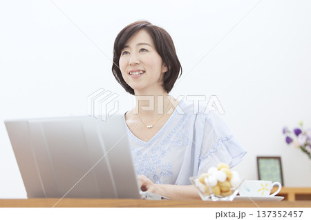 ノートパソコンを操作する中年女性 137352457