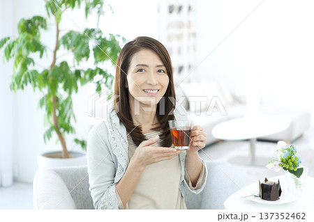 紅茶を飲むシニア女性 紅茶を飲むシニア女性 137352462