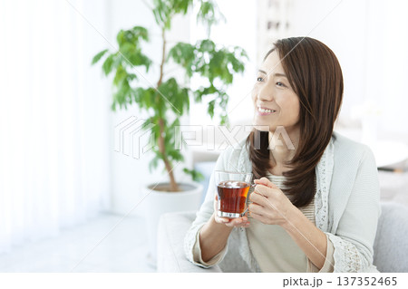紅茶を飲むシニア女性 紅茶を飲むシニア女性 137352465