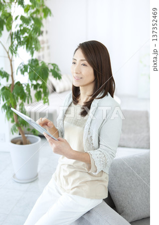 タブレットを操作するシニア女性 137352469