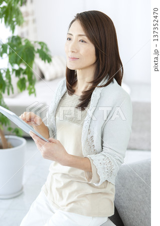 タブレットを操作するシニア女性 タブレットを操作するシニア女性 137352470