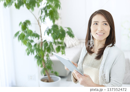 タブレットを操作するシニア女性 タブレットを操作するシニア女性 137352472