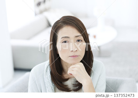 椅子に座って考え事をするシニア女性 137352473