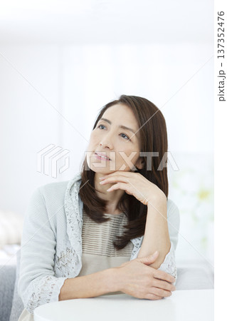 椅子に座って考え事をするシニア女性 椅子に座って考え事をするシニア女性 137352476