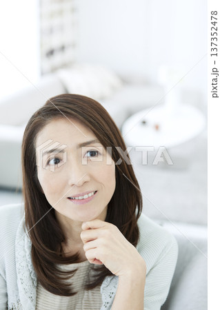 椅子に座って考え事をするシニア女性 137352478