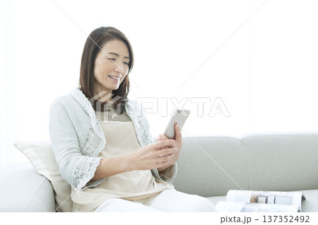 スマートフォンを操作するシニア女性 137352492
