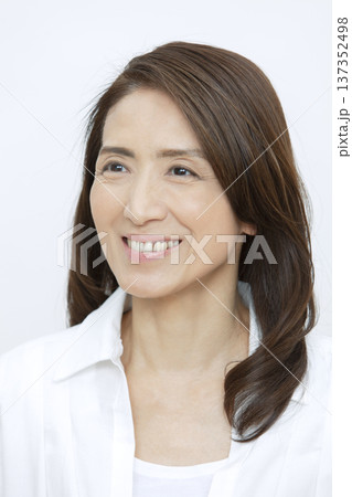 笑顔のシニア女性のポートレート 137352498