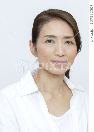 シニア女性のポートレート 137352507