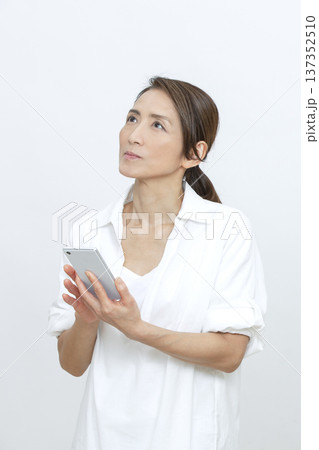 スマートフォンを操作するシニア女性 137352510