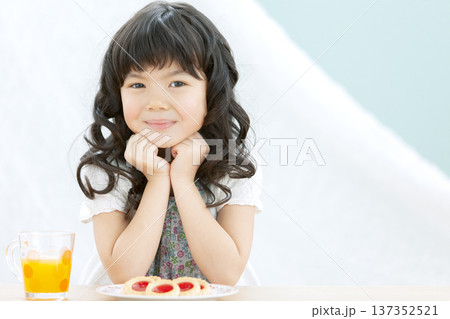 お菓子を食べる女の子 お菓子を食べる女の子 137352521