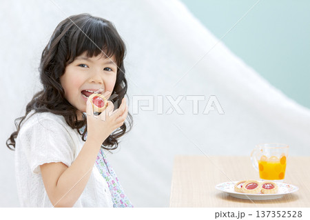 お菓子を食べる女の子 137352528