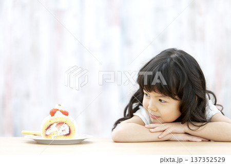ケーキを食べる女の子 137352529