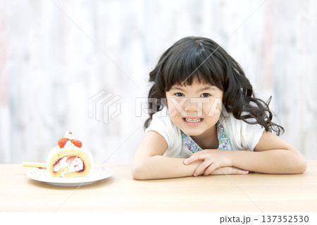 ケーキを食べる女の子 137352530