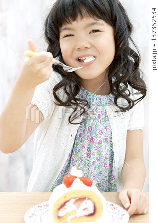 ケーキを食べる女の子 ケーキを食べる女の子 137352534