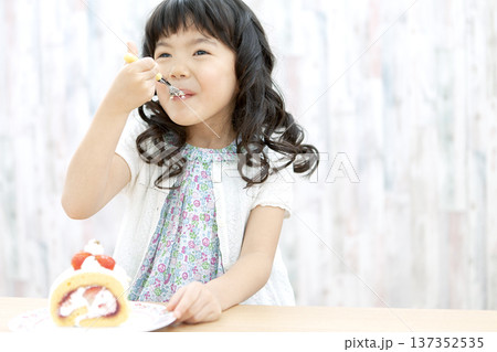 ケーキを食べる女の子 ケーキを食べる女の子 137352535