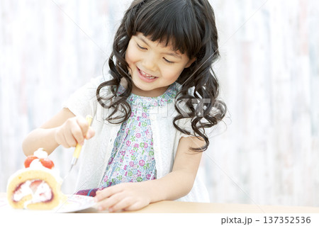 ケーキを食べる女の子 ケーキを食べる女の子 137352536