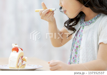 ケーキを食べる女の子 ケーキを食べる女の子 137352537