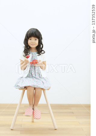 イチゴを食べる女の子 137352539