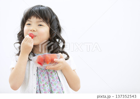 イチゴを食べる女の子 137352543