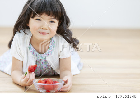 イチゴを食べる女の子 137352549
