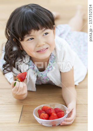 イチゴを食べる女の子 137352554