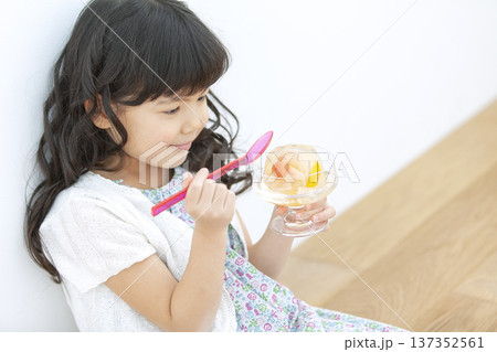 フルーツゼリーを食べる女の子 137352561