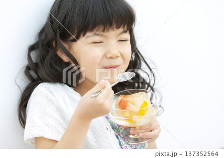 フルーツゼリーを食べる女の子 137352564
